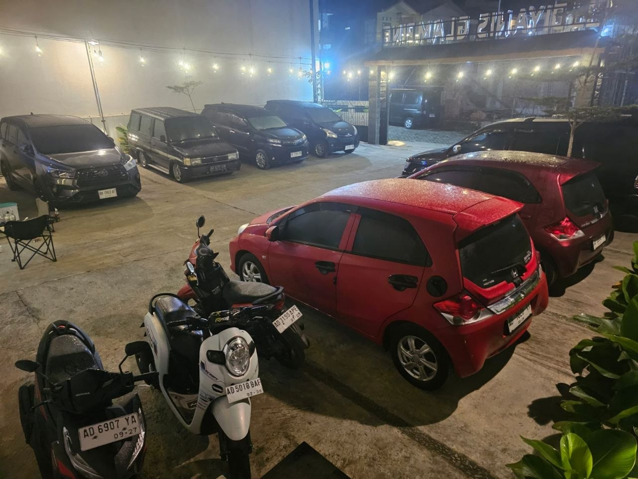 Area parkir luas Diyanis Glamping